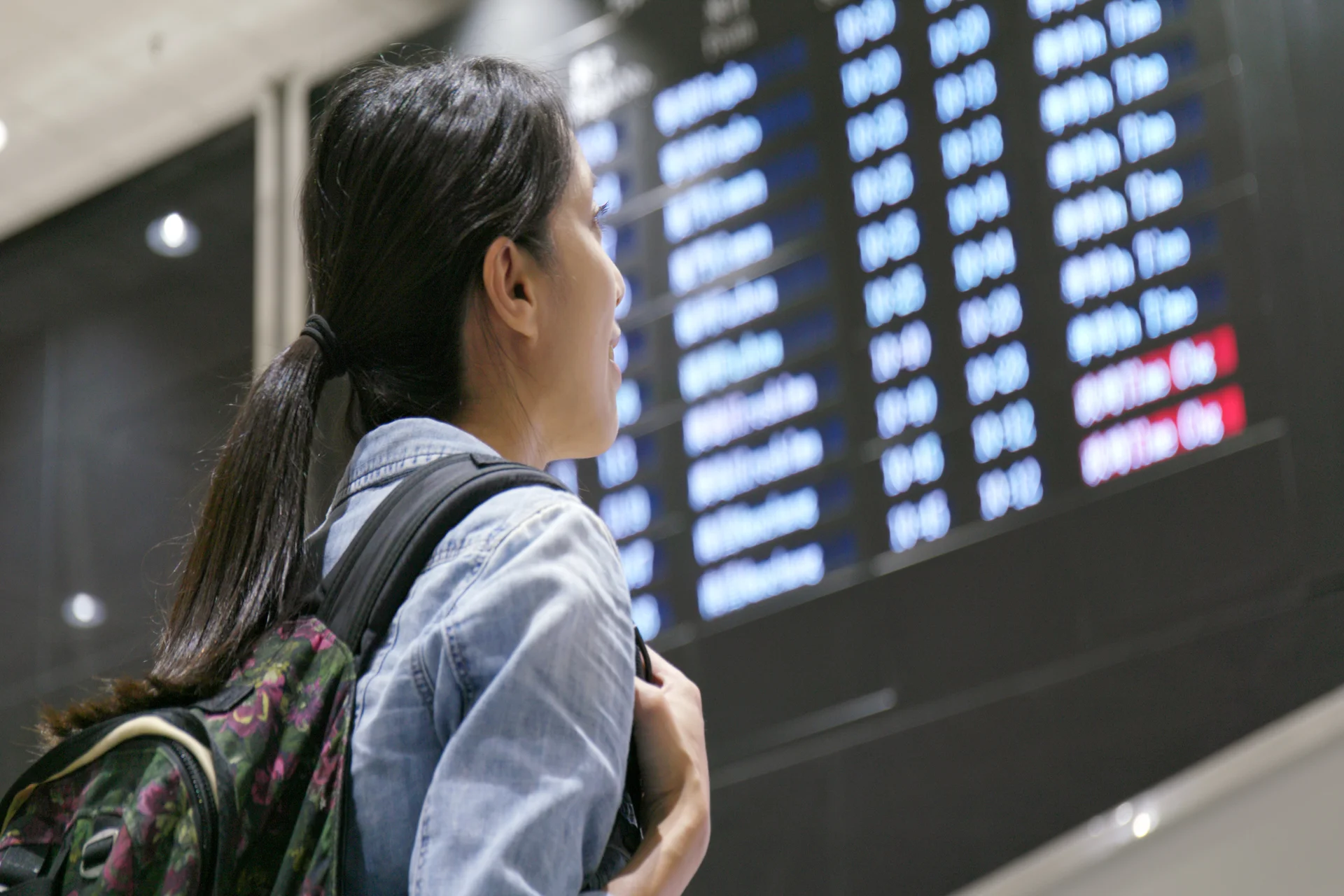 mujer en aeropuerto