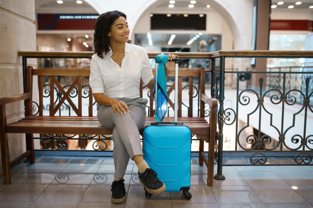 Joven con maleta azul