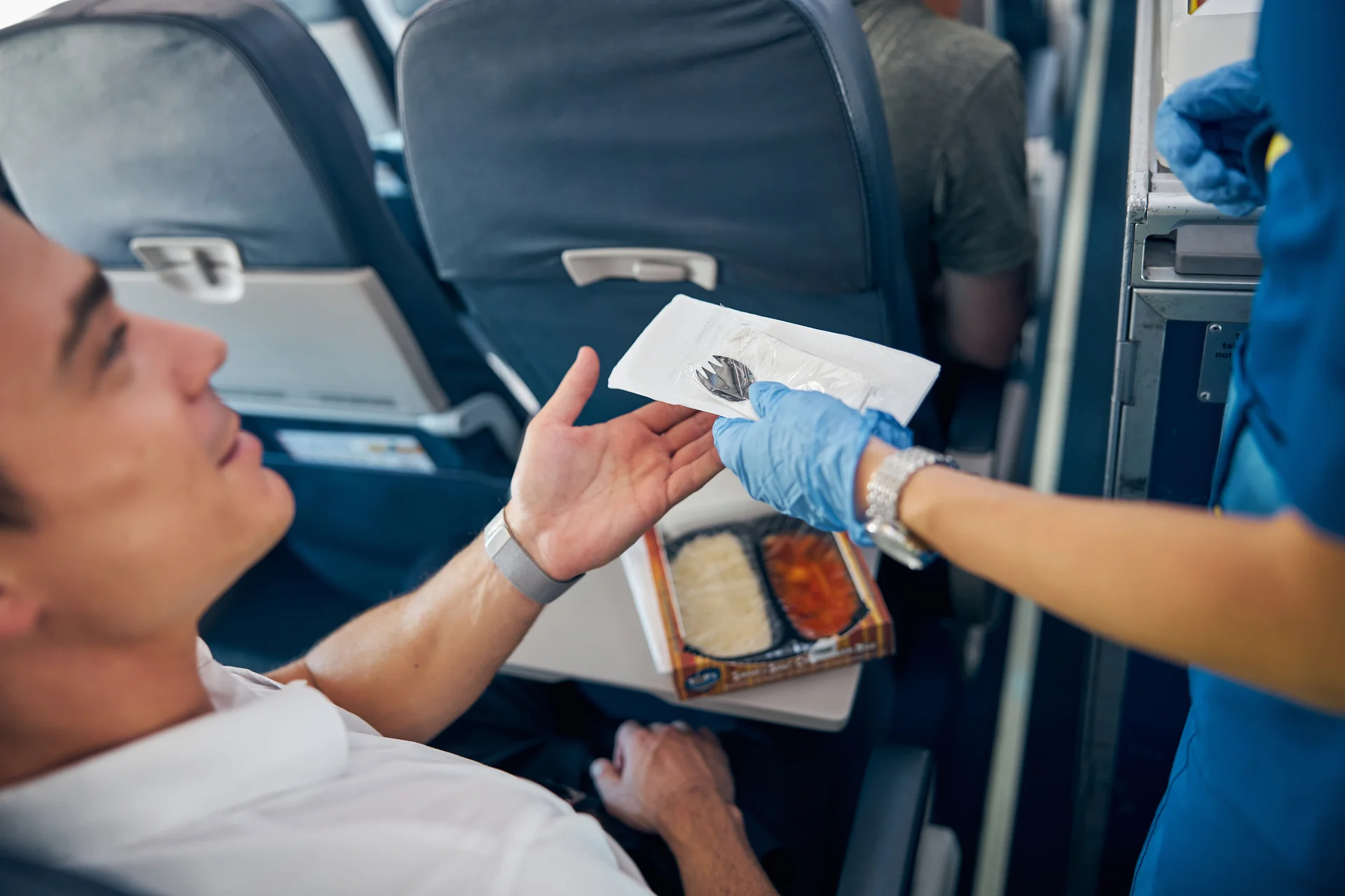 Pasajero comiendo en el avión