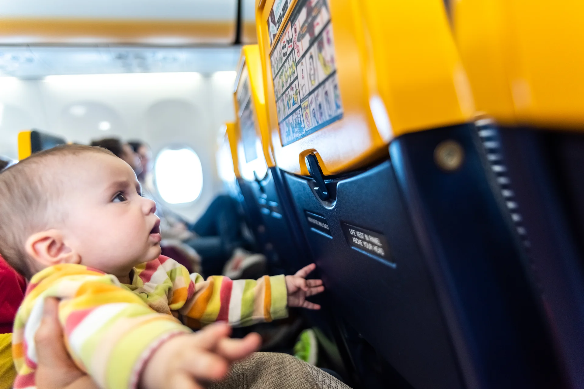 Bebé viajando en avión
