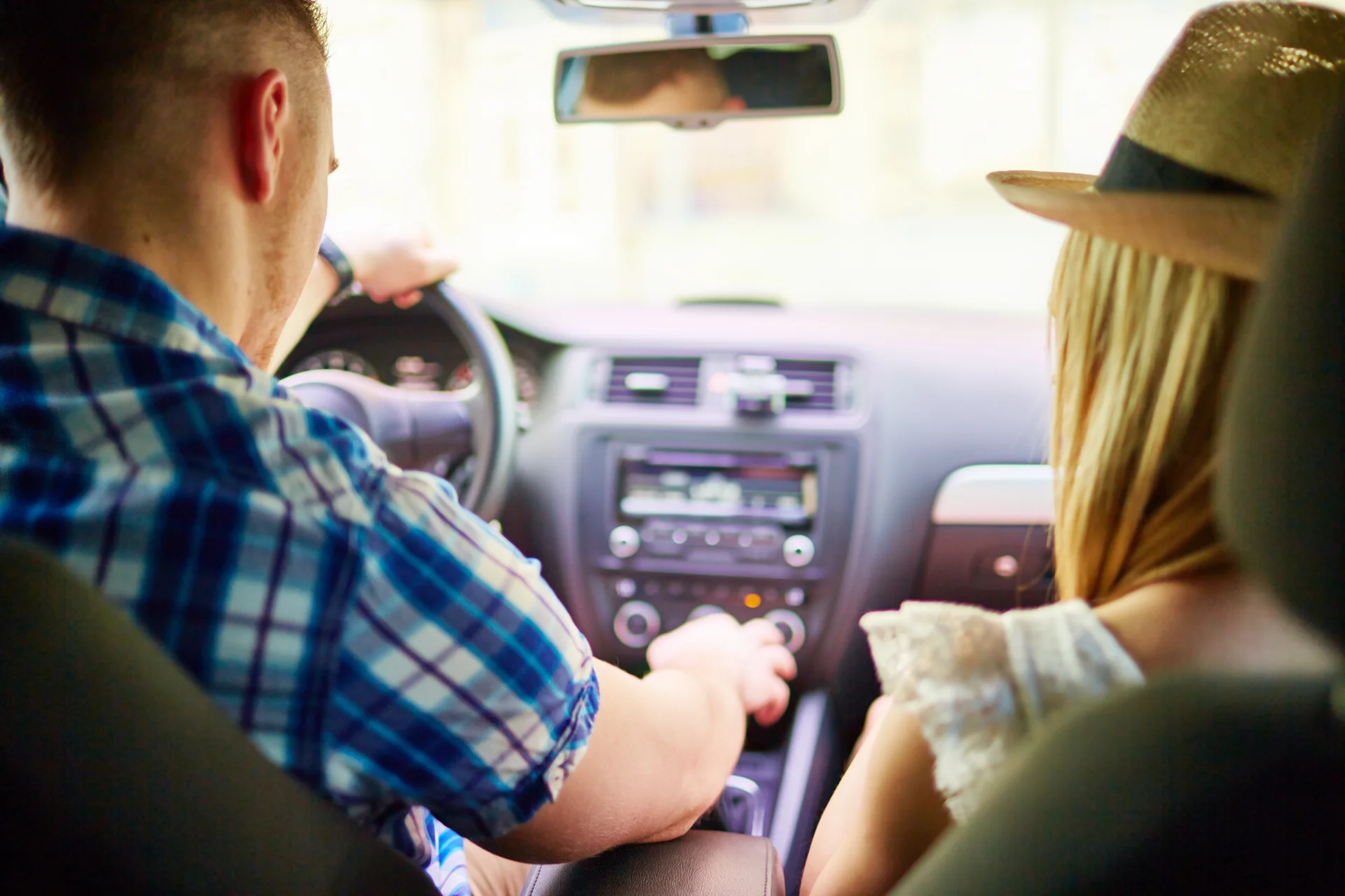 Pareja en coche