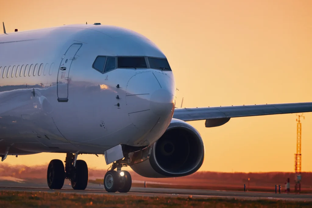 Avión al atardecer