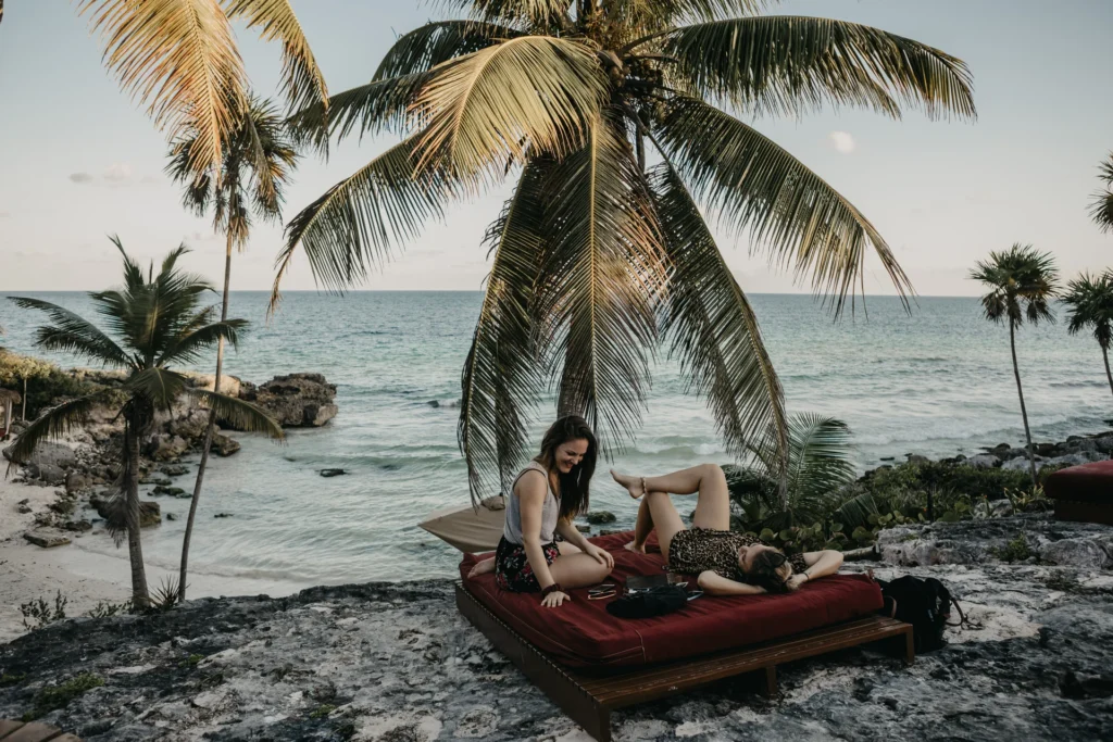 Dos chicas en playa de Tulum