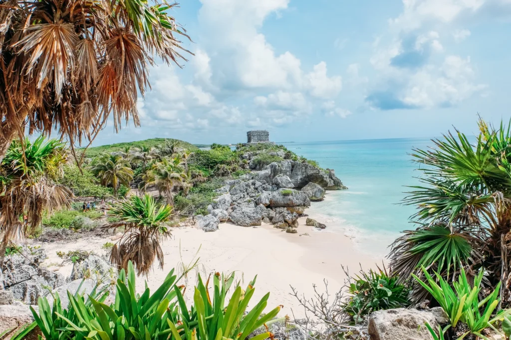 Vista playa de Tulum y ruinas