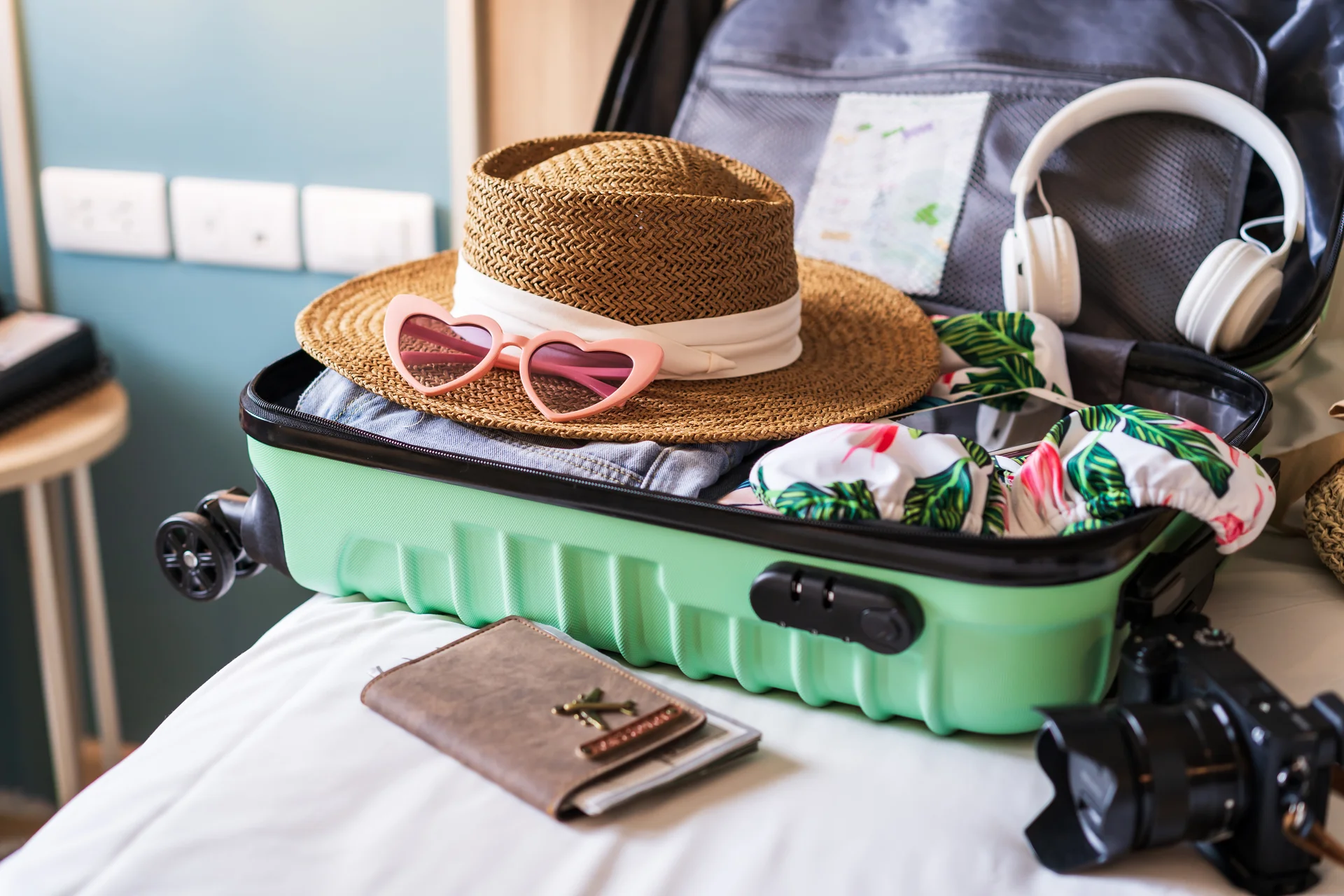 Maleta de viaje con ropa para destino playero