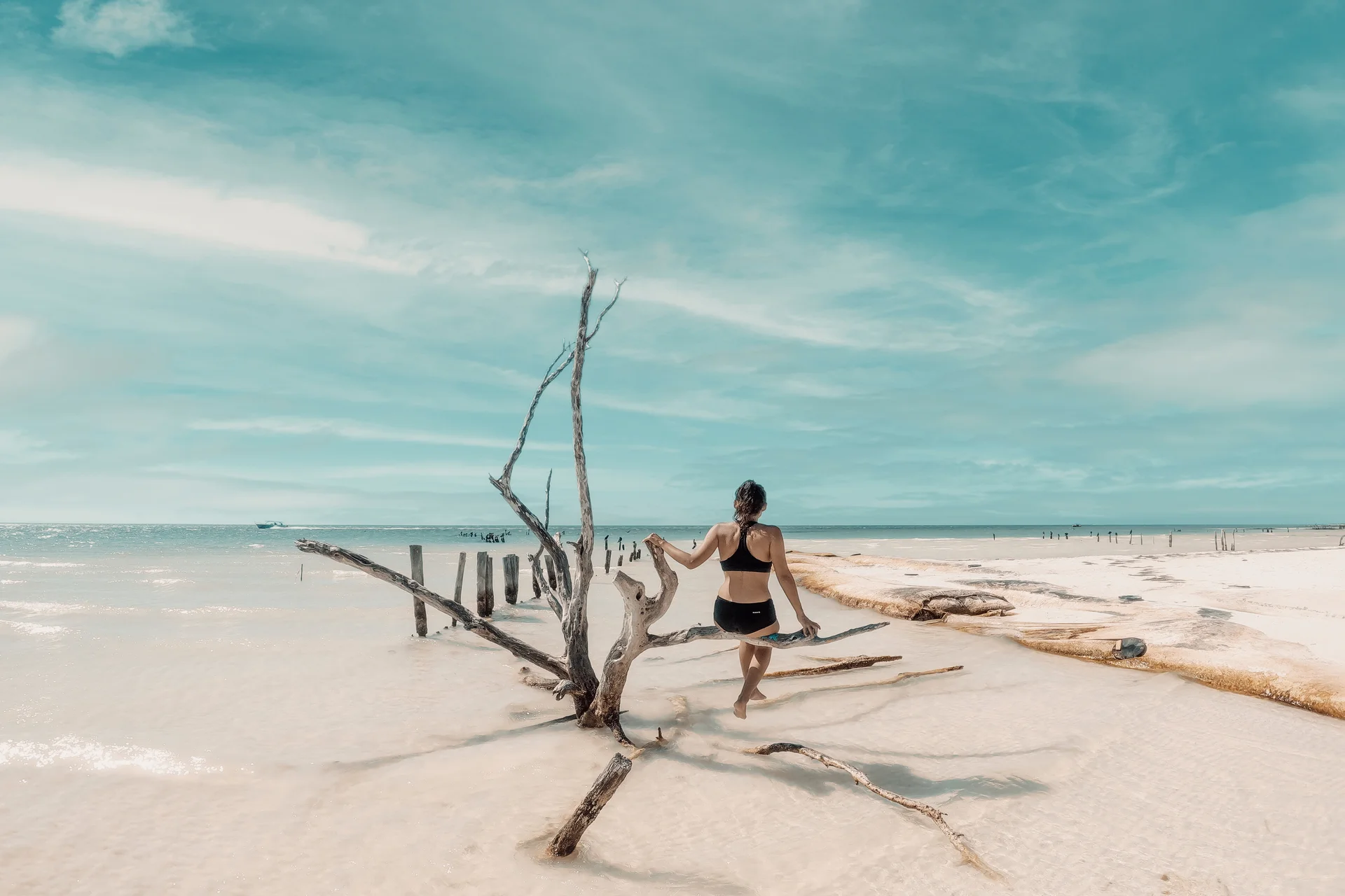 Mujer en playa paradisiaca de Holbox
