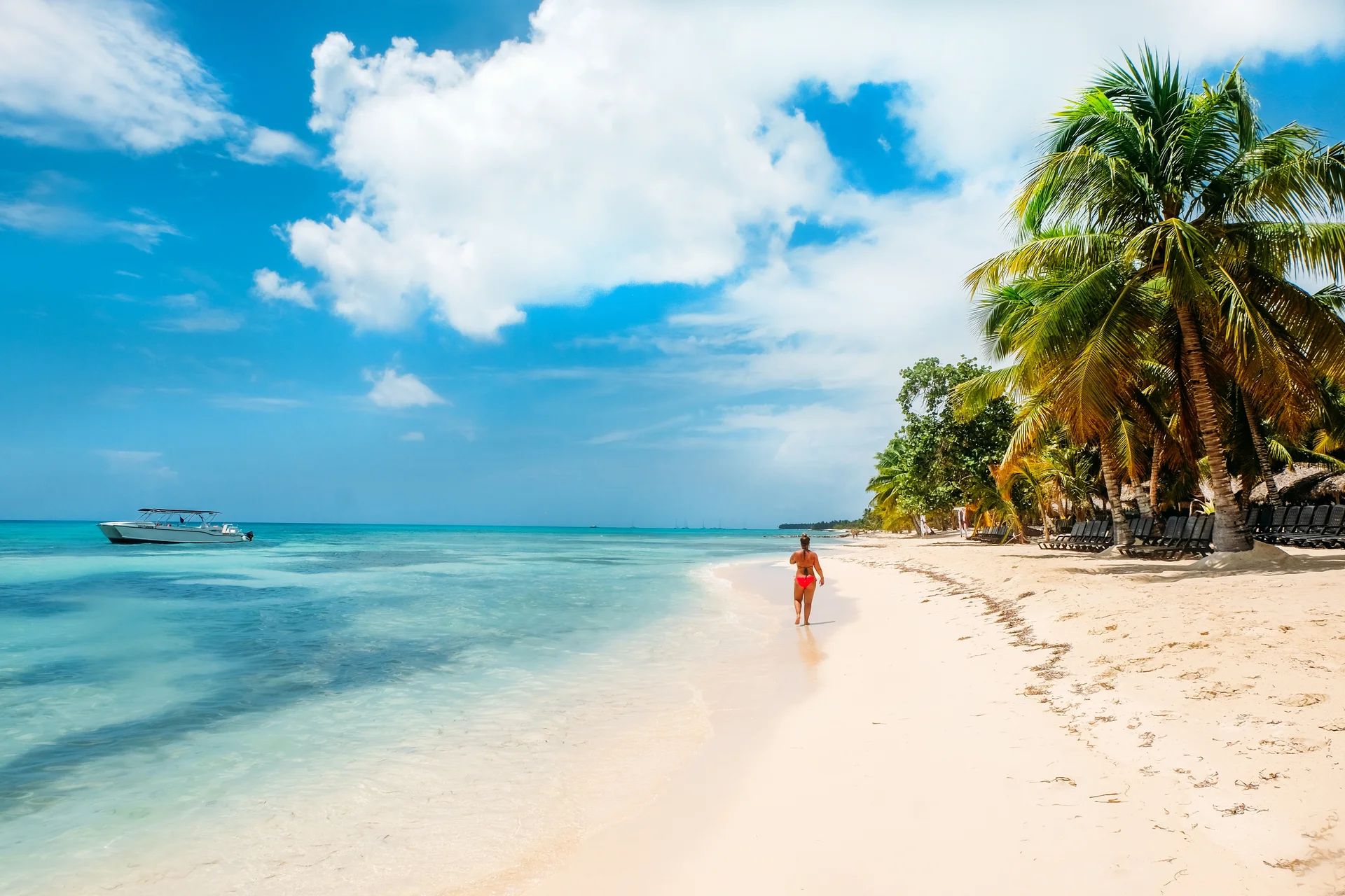 Mujer paseando por una playa de República Dominicana