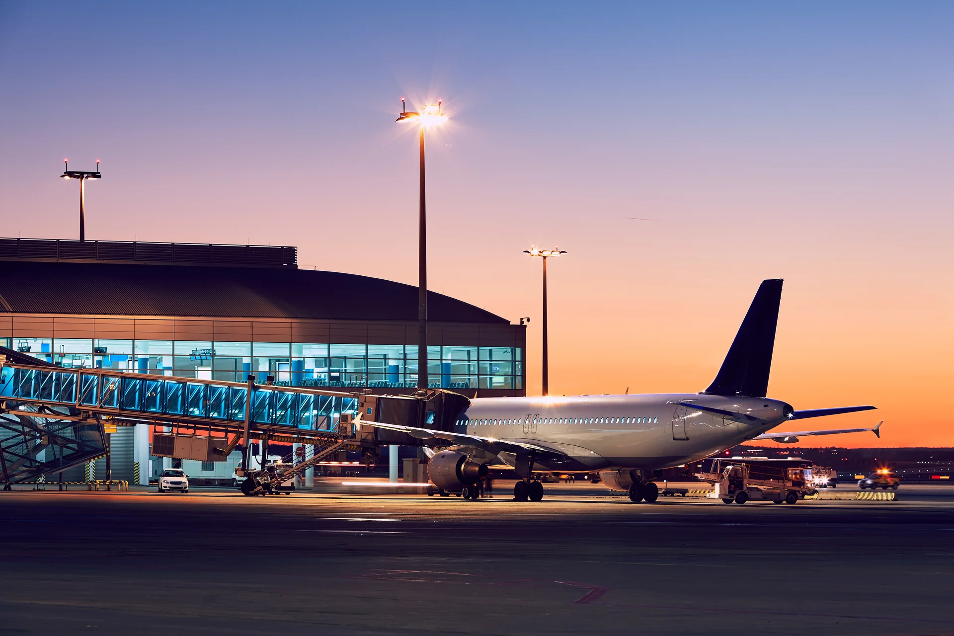 Aeropuerto con puesta de sol de colores