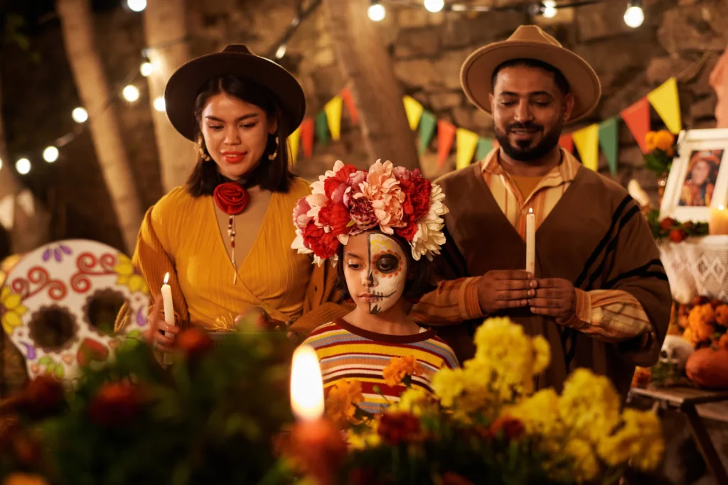 Familia mexicana celebrando el Día de los Muertos
