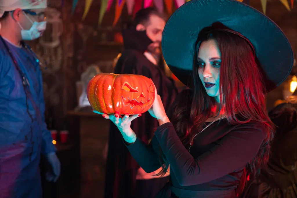 Mujer disfrazada de bruja con calabaza
