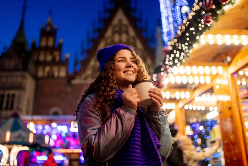 Joven con bebida en mercado de Polonia