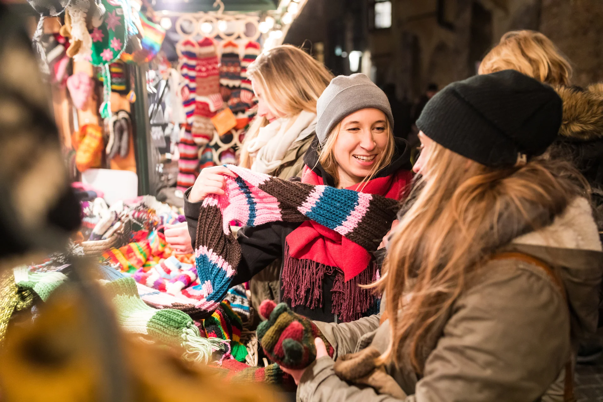 Mujeres en mercado navideño de Innsbruck