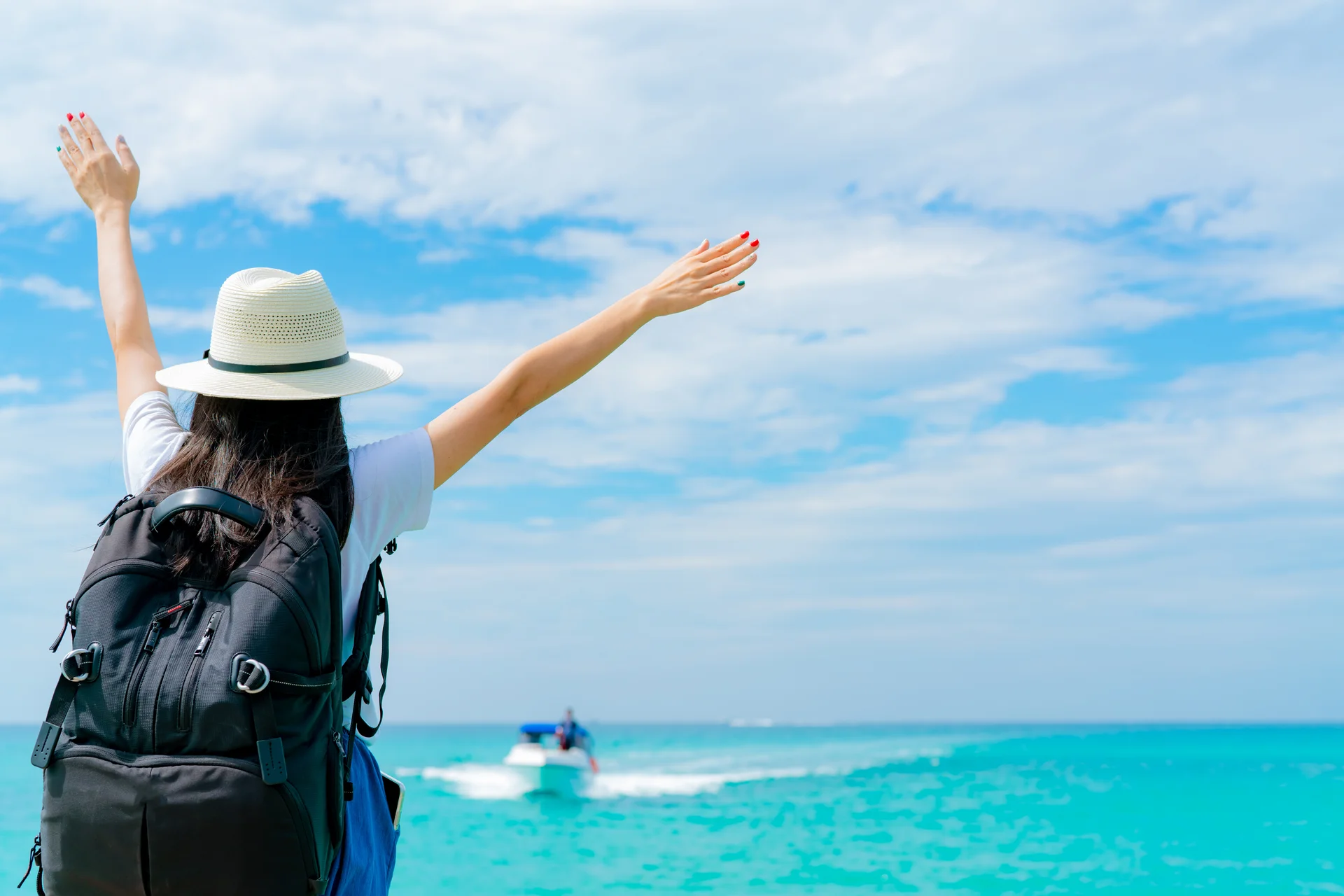 Mujer joven alegre ante el mar