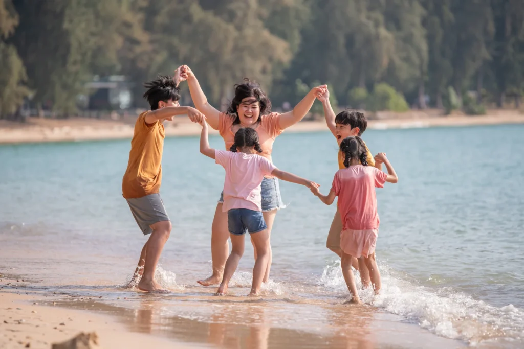 Familia disfrutando de la playa