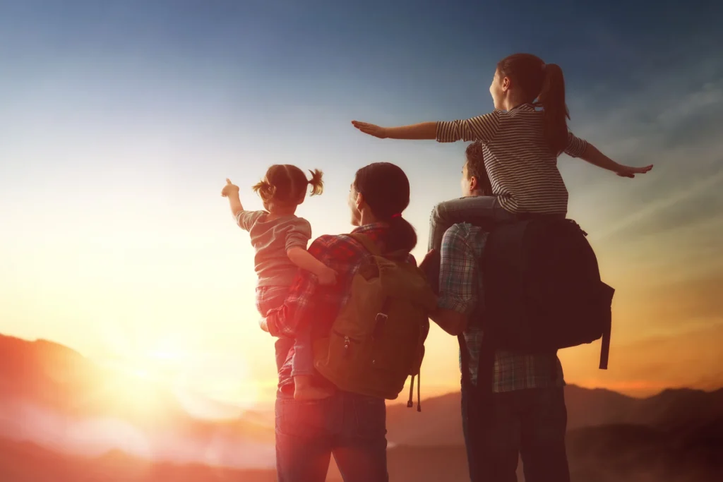 Familia disfrutando de la puesta de sol