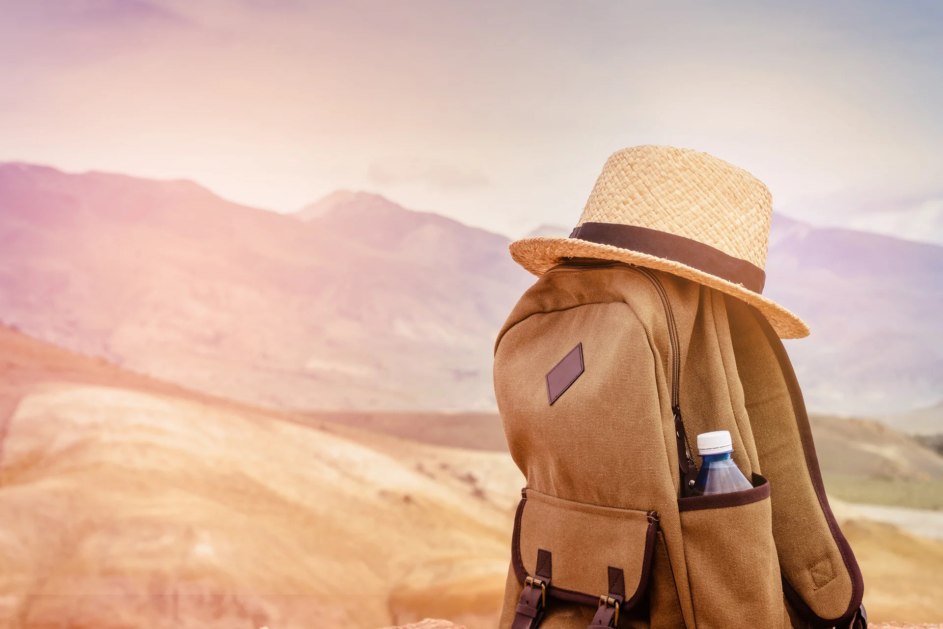 Mochila beige con paisaje