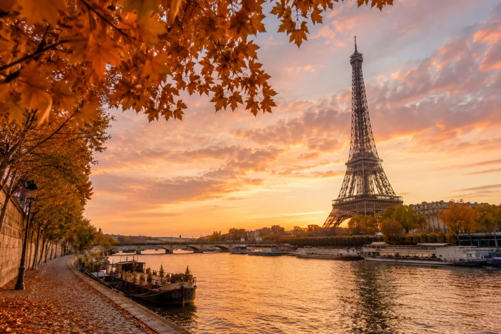 Paisaje otoñal con la Torre Eiffel al fondo